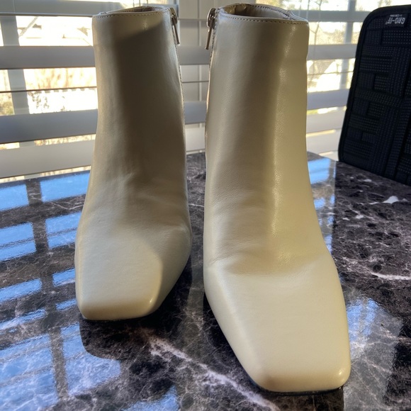 M6 Lexey Bootie Cream and Black flare Heel Never Worn Size 8 1/2M/ 39 - Picture 7 of 16